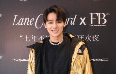 韩潇珧首次登台走秀 桃心刘海直戳少女心